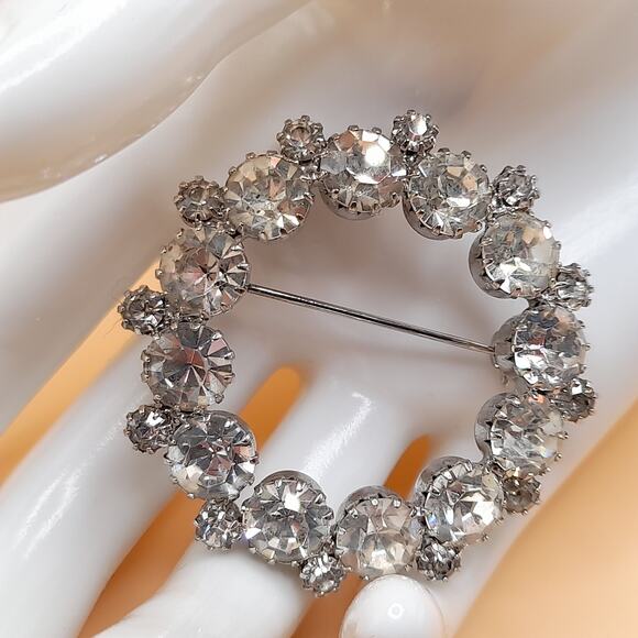 Vintage Clear Wreath Brooch, Wedding Brooch, Rhodium Plated, 1 7/8" - Picture 4 of 10